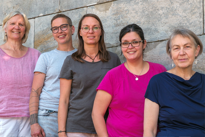 Fünf Frauen des Teams des Frauennotrufs Hannover